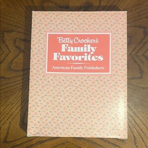 Vintage Cookbooks | Betty Crocker Family Favourites boxed set of 4 | 1987
